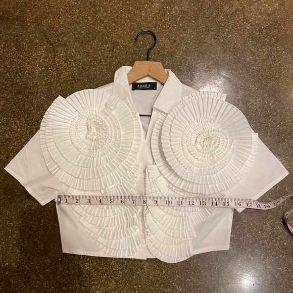 White unique crop top button - Picture 4 of 5